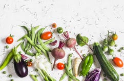 många bakgrundsklimpmat meat mycket Sortiment av nya grönsaker på en ljus bakgrund - zucchini, aubergine, peppar, beta, tomater, Arkivbilder många bakgrundsklimpmat meat mycket Sortiment av nya grönsaker på en ljus bakgrund - zucchini, aubergine, peppar, beta, tomater, Arkivbilder