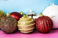 Många bollar för jul för xmas för olik mångfärgad skinande jul dekorativa härliga festliga, julgranleksakerbakgrund royaltyfri fotografi Många bollar för jul för xmas för olik mångfärgad skinande jul dekorativa härliga festliga, julgranleksakerbakgrund royaltyfri fotografi