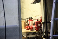 Många brandsläckare på tabellen i det gamla skafferit som inramar blurriness royaltyfria bilder Många brandsläckare på tabellen i det gamla skafferit som inramar blurriness royaltyfria bilder