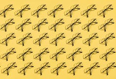 Många exponeringsglas som ligger på den gula tabellen stock illustrationer Många exponeringsglas som ligger på den gula tabellen stock illustrationer