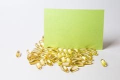 Många kapselpreventivpillerar på vit bakgrund med kopieringsutrymme på t arkivfoto Många kapselpreventivpillerar på vit bakgrund med kopieringsutrymme på t arkivfoto