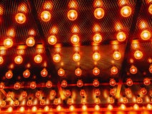 Många ljusa glödande exponeringsglaslampor Belysning av fastställda Edison retro lampor på mörk rabitzbakgrund Trendig vind arkivbild Många ljusa glödande exponeringsglaslampor Belysning av fastställda Edison retro lampor på mörk rabitzbakgrund Trendig vind arkivbild