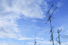 Många returnerar TVantenner som monteras på ett tak arkivfoton Många returnerar TVantenner som monteras på ett tak arkivfoton