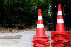 Många trafikkottar på cementgolv framme av byggnaden royaltyfria bilder Många trafikkottar på cementgolv framme av byggnaden royaltyfria bilder