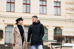 Młoda para kochankowie spaceruje w chłodno zima ranku na miasto ulicach zdjęcie stock Młoda para kochankowie spaceruje w chłodno zima ranku na miasto ulicach zdjęcie stock