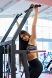 Młodej kobiety szkolenie w gym Ciągnąć w gravitrone zdjęcia royalty free Młodej kobiety szkolenie w gym Ciągnąć w gravitrone zdjęcia royalty free