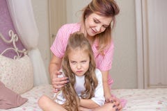 Mère aimante consolant sa fille triste et boudeuse photos stock Mère aimante consolant sa fille triste et boudeuse photos stock