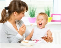 Mère alimentant son bébé photos libres de droits Mère alimentant son bébé photos libres de droits