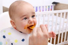 Mère alimentant son bébé Images stock Mère alimentant son bébé Images stock