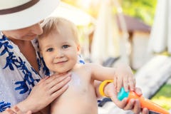 Mère appliquant la crème de protection de protection solaire sur le petit visage mignon de garçon d'enfant en bas âge Maman emplo image libre de droits Mère appliquant la crème de protection de protection solaire sur le petit visage mignon de garçon d'enfant en bas âge Maman emplo image libre de droits
