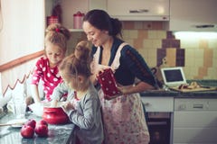 Mère avec des enfants à la cuisine Mère avec des enfants à la cuisine