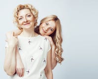 Mère avec la fille posant ensemble le sourire heureux d'isolement sur le fond blanc avec le copyspace, concept de personnes de mo images libres de droits Mère avec la fille posant ensemble le sourire heureux d'isolement sur le fond blanc avec le copyspace, concept de personnes de mo images libres de droits