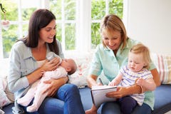Mère avec la réunion de bébé avec le visiteur de santé à la maison image libre de droits Mère avec la réunion de bébé avec le visiteur de santé à la maison image libre de droits