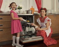 Mère avec sa fille dans une cuisine photo libre de droits Mère avec sa fille dans une cuisine photo libre de droits