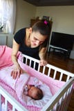 Mère avec son enfant nouveau-né photographie stock libre de droits Mère avec son enfant nouveau-né photographie stock libre de droits