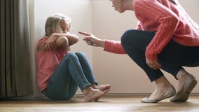 Mère criant à la jeune fille banque de vidéos Mère criant à la jeune fille banque de vidéos