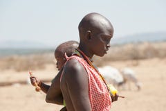 Mère de Maasai avec le bébé sur le bras, Tanzanie images stock Mère de Maasai avec le bébé sur le bras, Tanzanie images stock