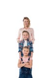 Mère de sourire avec des enfants posant et regardant l'appareil-photo photos stock Mère de sourire avec des enfants posant et regardant l'appareil-photo photos stock