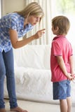 Mère disant outre du fils à la maison photos libres de droits Mère disant outre du fils à la maison photos libres de droits