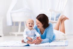 Mère et bébé jouant sur le plancher photographie stock Mère et bébé jouant sur le plancher photographie stock
