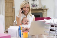Mère et chéri dans le Home Office et le téléphone image libre de droits Mère et chéri dans le Home Office et le téléphone image libre de droits