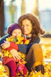 Mère et descendant en stationnement d'automne photo libre de droits Mère et descendant en stationnement d'automne photo libre de droits