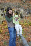 Mère et enfant en bas âge à la montagne photo libre de droits Mère et enfant en bas âge à la montagne photo libre de droits