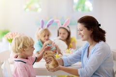 Mère et enfants, oeufs de pâques de coloration de famille images stock Mère et enfants, oeufs de pâques de coloration de famille images stock