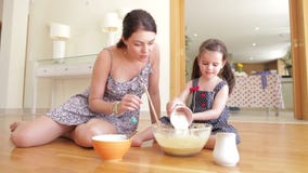 Mère et fille s'asseyant dessus banque de vidéos Mère et fille s'asseyant dessus banque de vidéos