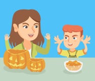 Mère et fils découpant des potirons pour Halloween Photo stock Mère et fils découpant des potirons pour Halloween Photo stock
