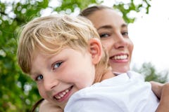 Mère et son enfant photographie stock libre de droits Mère et son enfant photographie stock libre de droits