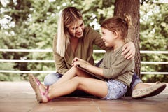 Mère gaie avec sa fille extérieure image stock Mère gaie avec sa fille extérieure image stock