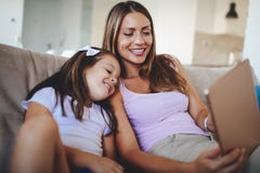 Mère heureuse avec sa fille à l'aide du comprimé numérique Photo libre de droits Mère heureuse avec sa fille à l'aide du comprimé numérique Photo libre de droits