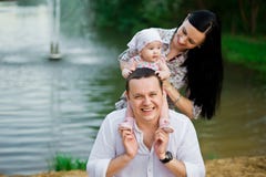 Mère heureuse de famille, père, fille d'enfant photographie stock Mère heureuse de famille, père, fille d'enfant photographie stock