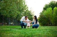 Mère heureuse de famille, père, fille d'enfant images libres de droits Mère heureuse de famille, père, fille d'enfant images libres de droits