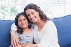 Mère heureuse et fille souriant à l'appareil-photo Images libres de droits Mère heureuse et fille souriant à l'appareil-photo Images libres de droits
