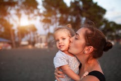 Mère heureuse et sa petite fille extérieures photo stock Mère heureuse et sa petite fille extérieures photo stock