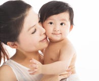 Mère heureuse tenant le bébé de sourire d'enfant image libre de droits Mère heureuse tenant le bébé de sourire d'enfant image libre de droits