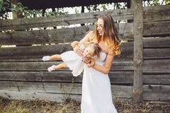 Mère jouant avec sa petite fille Photos libres de droits Mère jouant avec sa petite fille Photos libres de droits