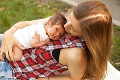 Mère tenant son bébé nouveau-né sur son corps photos libres de droits Mère tenant son bébé nouveau-né sur son corps photos libres de droits