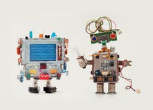 Mécanisme drôle d'homme d'amis de robots avec la tête de moniteur, message d'abrégé sur coeur d'amour sur le circuit de vert de r photos libres de droits Mécanisme drôle d'homme d'amis de robots avec la tête de moniteur, message d'abrégé sur coeur d'amour sur le circuit de vert de r photos libres de droits