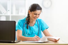 Médecin de sourire travaillant dans le bureau image libre de droits Médecin de sourire travaillant dans le bureau image libre de droits