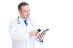 Médecin ou docteur futé et moderne à l'aide du comprimé et du téléphone photographie stock libre de droits Médecin ou docteur futé et moderne à l'aide du comprimé et du téléphone photographie stock libre de droits