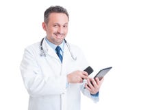 Médecin ou docteur occupé à l'aide du comprimé et du téléphone photo libre de droits Médecin ou docteur occupé à l'aide du comprimé et du téléphone photo libre de droits
