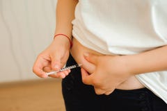 Médecine, diabète, glycemia, soins de santé et concept de personnes - fin des mains de femme faisant l'injection avec le stylo d' image stock Médecine, diabète, glycemia, soins de santé et concept de personnes - fin des mains de femme faisant l'injection avec le stylo d' image stock