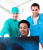 Médecins mâles optimistes regardant le rayon X photo libre de droits Médecins mâles optimistes regardant le rayon X photo libre de droits