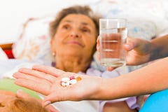 Médicament pour des personnes âgées image libre de droits Médicament pour des personnes âgées image libre de droits