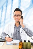 Médico asiático do sudeste novo Imagem de Stock Médico asiático do sudeste novo Imagem de Stock