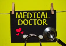 MÉDICO encima del fondo amarillo imagenes de archivo MÉDICO encima del fondo amarillo imagenes de archivo