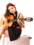 Mélomane, fille d'été avec la guitare et valise photo stock Mélomane, fille d'été avec la guitare et valise photo stock